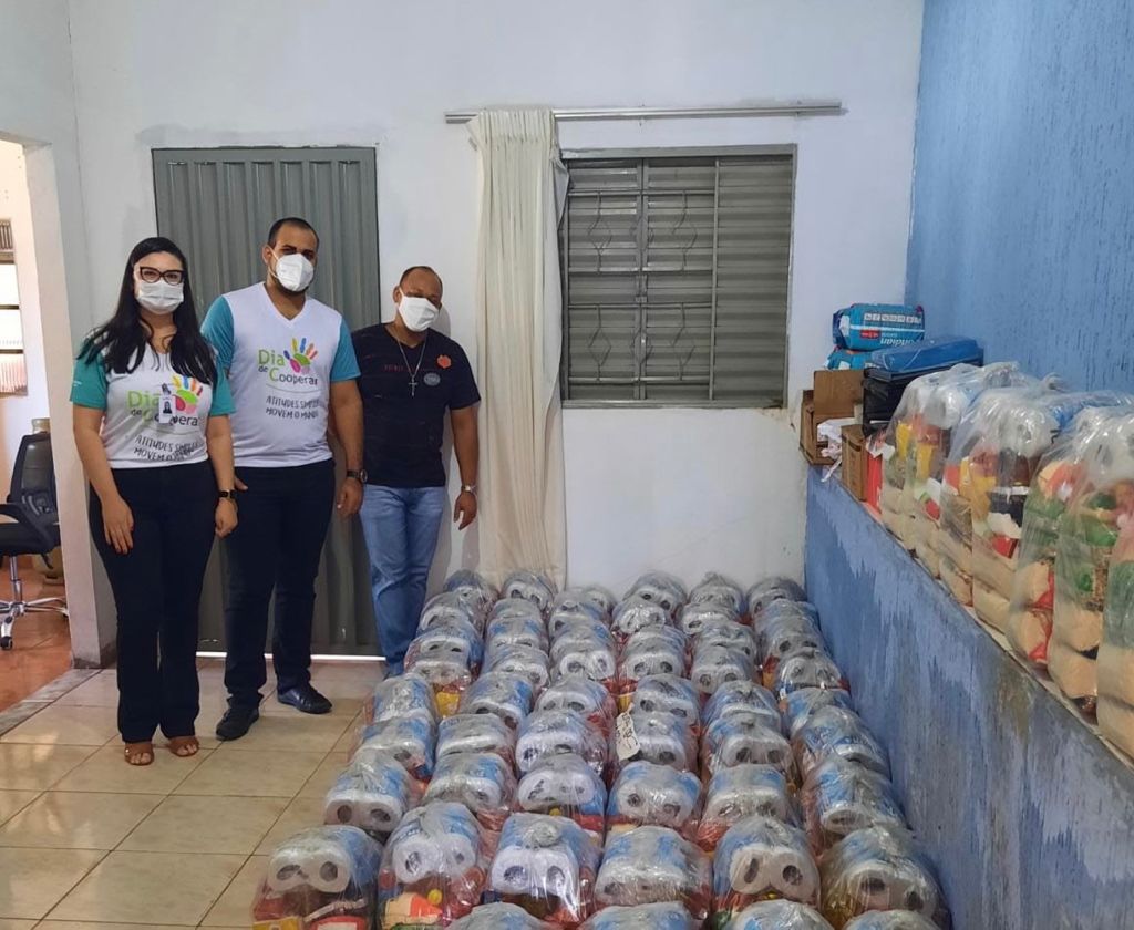 Unicred MT doa mais de 1 tonelada de alimentos para instituição de Barra do Garças