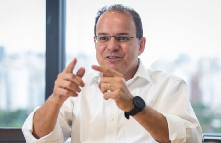 Brasil vive situação esquizofrênica na economia, afirma Rodrigo Azevedo